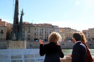 Ester Capella, Pere Aragonès i Meritxell Roigé al monument franquista del riu. FOTO: ACN